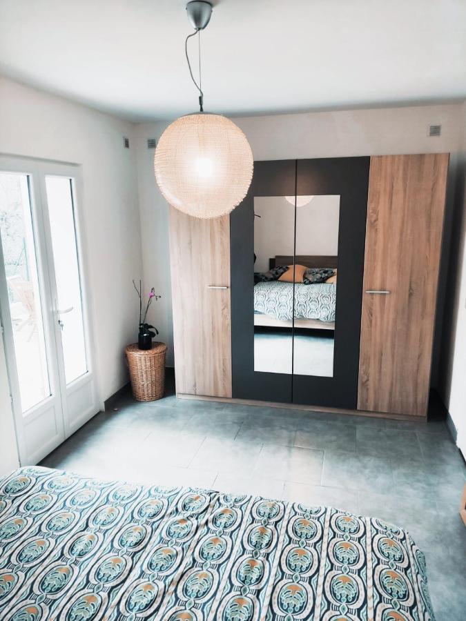 Bas de villa. Côte d'Azur, à 20 kms de Nice Contes  Extérieur photo
